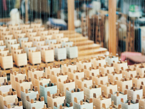 絣の技術を絹織物に生かす本塩沢
